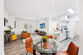 Aurora apartment for rent - Dining room with modern circular table