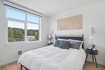 Bellevue townhouse for rent - a bedroom with a bed and a large window