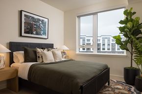 Hillsboro townhouse for rent - Dark Designer Scheme Model Flat Kitchen - Savanna at Reed's Crossing