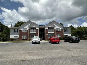 North Charleston apartment for rent - a large apartment building with cars parked in front of it