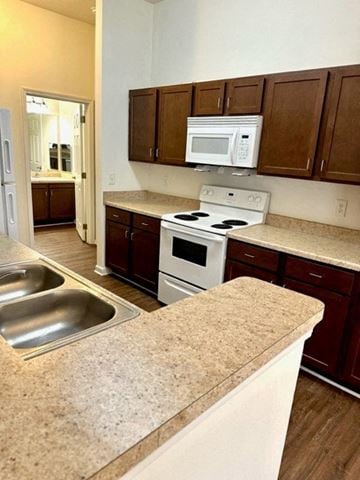Beaufort apartment for rent - A kitchen with a white stove top oven and a white microwave above the stove.