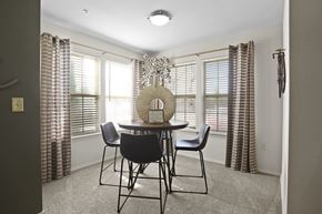 Maize apartment for rent - A dining room with a round table and chairs.