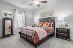 Norman townhouse for rent - A bedroom with a large bed and a ceiling fan.