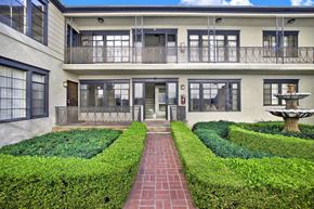 Los Angeles apartment for rent - Countyard with lush vegetation and a countain.