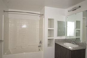 Pomona apartment for rent - Bathroom with Shower and Tub