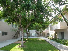 Downey apartment for rent - Clark Manor Courtyard