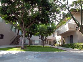 Downey apartment for rent - Clark Manor Courtyard