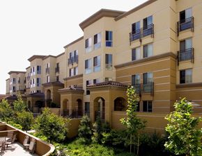 San Diego apartment for rent - Vista Terraza Green Space and Walkway