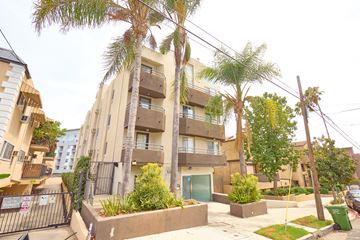Los Angeles apartment for rent - A residential area with apartment buildings and palm trees.