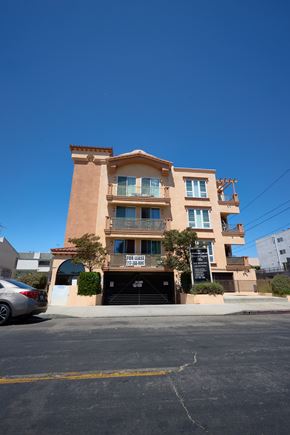 Los Angeles apartment for rent - A tan building with a balcony on the second floor.