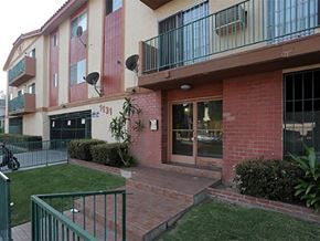 Los Angeles apartment for rent - the front entrance of an apartment building