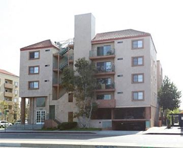 Venice apartment for rent - an apartment building on the side of a street