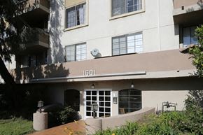 Venice apartment for rent - the front entrance of the elliott building