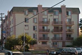 Venice apartment for rent - an apartment building with cars parked in front of it