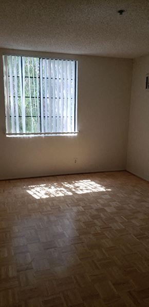 Venice apartment for rent - an empty room with a window and wooden floors