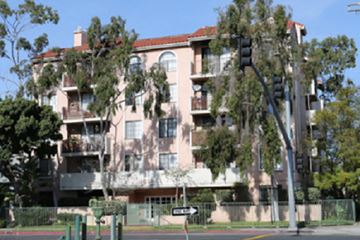 Venice apartment for rent - an apartment building with a traffic light in front of it