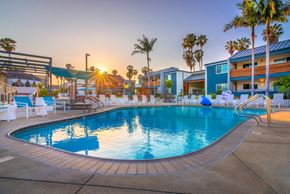 Long Beach apartment for rent - Sunset Pool at Beverly Plaza Apartments, California, 90815