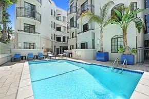 Los Angeles apartment for rent - A large swimming pool at Burton, California, 90048