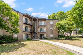 St Cloud apartment for rent - our apartments at the district feature a spacious courtyard and green grass