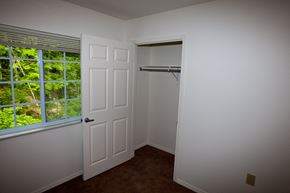 Shelbyville apartment for rent - Bedroom With Closet at Hendricks Pointe Apts, Shelbyville, IN, 46176