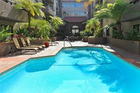 Los Angeles apartment for rent - a large swimming pool in the middle of an apartment building