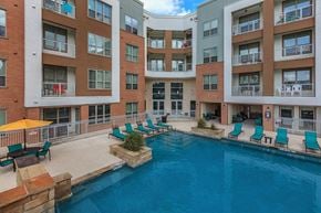 Arlington apartment for rent - a large swimming pool in front of an apartment building