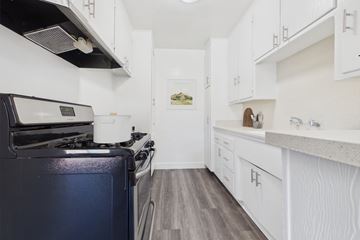 Sherman Oaks apartment for rent - Hazeltine Apartments