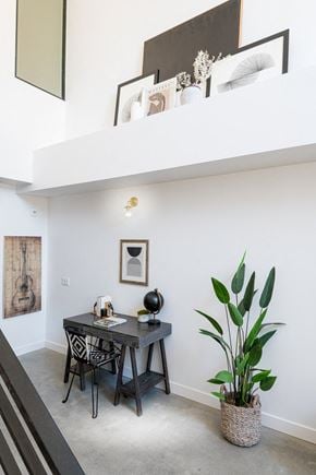 Los Angeles apartment for rent - A dining room with a table and chairs.