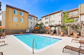 Los Angeles apartment for rent - Courtyard resort-style swimming pool, lounges, picnic area on the side
