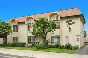 Northridge apartment for rent - A building with a sign that says Mon Season on it.