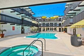 Torrance apartment for rent - Resort-like hot tub, swimming pool and a picnic area on the side