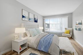 Reseda apartment for rent - a bedroom with a large bed and a window