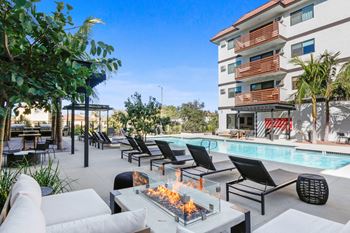 Outdoor fire pit