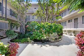 Los Angeles apartment for rent - a courtyard with trees and plants in an apartment building
