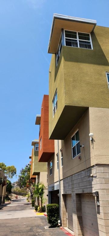 San Diego apartment for rent - A tall building with a balcony on the top floor.