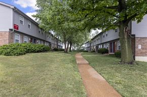 Florissant apartment for rent - Exterior townhome building at Stonebridge Townhomes