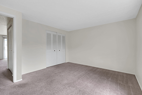 Louisville apartment for rent - Carpeted bedroom in a 1-bed, 1-bath apartment at Mount Vernon.