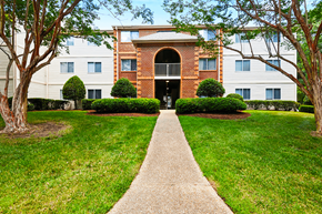 Chesapeake apartment for rent - Exterior view of Governors Pointe Apartments.
