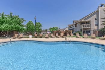 Heated sparkling swimming pool