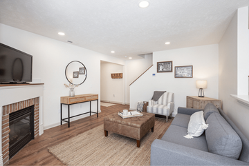 Medina townhouse for rent - A living room with a grey couch and a fireplace.