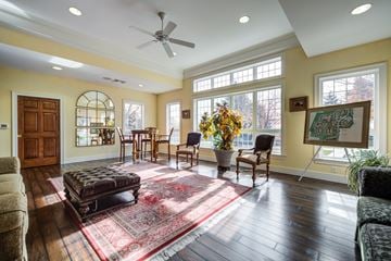 Lilitz townhouse for rent - A living room with a rug and a fan.
