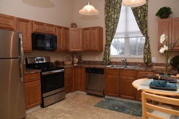 Fully appointed eat-in kitchen