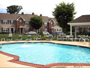 Lilitz townhouse for rent - Sparkling Pool at Highlands at Warwick Apartments, Lilitz, Pennsylvania