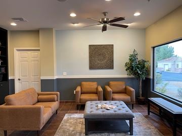 Cottonwood apartment for rent - a living room with a ceiling fan and couches