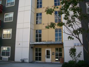 Portland apartment for rent - a view of the front of the court building