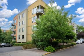 Portland apartment for rent - A modern apartment building with a balcony on the second floor.