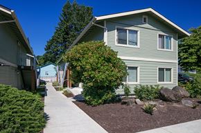 Washougal apartment for rent - Walkway towards apartments