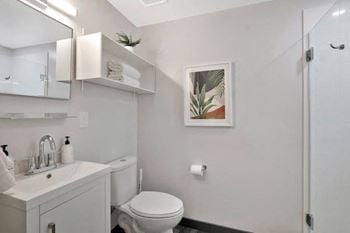 Citizen-birmingham-studio-bathroom