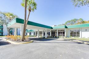Jacksonville apartment for rent - Drive up covered entrance at Morris Manor Apartments in Jacksonville