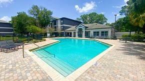 Orlando apartment for rent - Swimming pool with lounge seating and clubhouse in the background